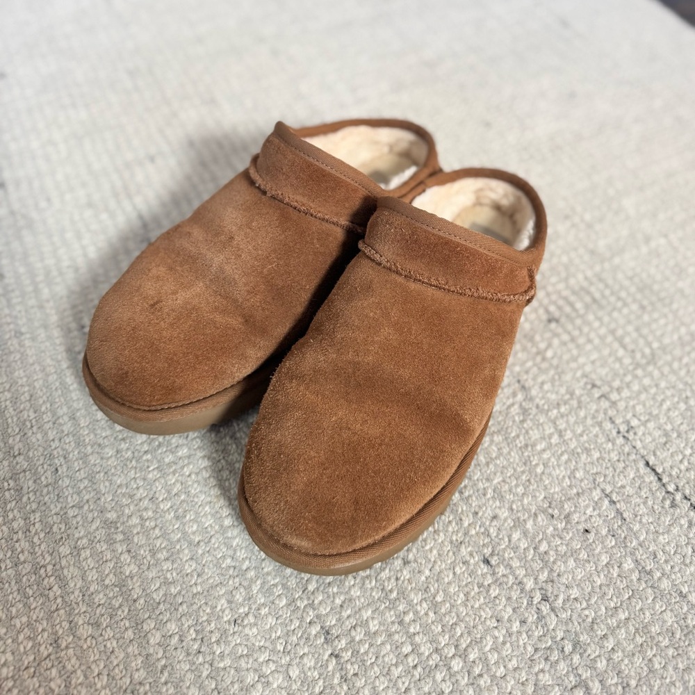 UGG Classic Slipper in Cognac